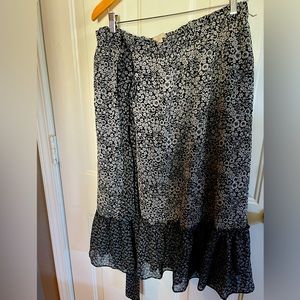 LOFT MIDI Navy/White patterned Skirt. Size 24/26